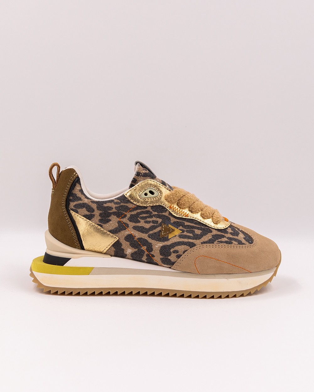 Zapatilla running con estampado de leopardo