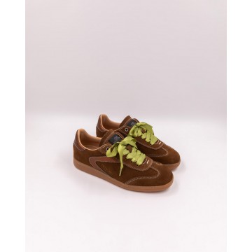 Chic sneakers