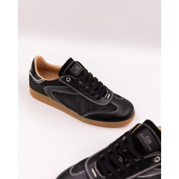 Flat sneaker